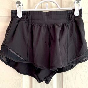 Lululemon 2.5 inch, low rise, lined, hotty hot shorts